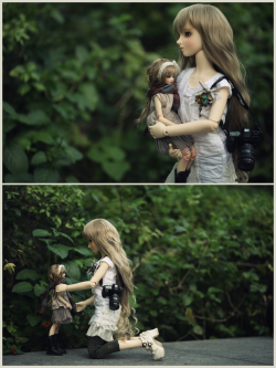 blktauna:  velocicrafter:  cadney:  banesidhe:  My brain just imploded. Taking pictures of a BJD taking pictures of her BJD. O.o  DOLLCEPTION.  ok now you know how I like it when dolls have dolls!  =o3  Excellent!  Woooaaah, my mind had been blown. Just