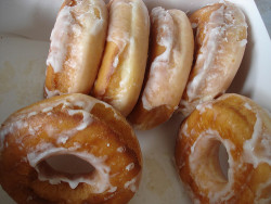 kristalez:  aubxrn:  i love donuts  fresh/urban/modern. send me a ‘☯’ and i’ll check out your blog.  
