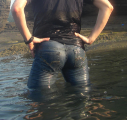 princekarkat:  kissmyrask:  now that is an ass, mr. jensen  omfg i didnt see the comment at first but i did have a screenful of ass and i was like, “is that jensen ackles?” I KNOW WHAT JENSEN ACKLES’ ASS LOOKS LIKE JESUS CHRIST 