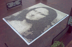 radicalyst:  pulmonaire:  Using 3,604 cups of coffee with different amounts of milk and coffee to create shading for Mona Lisa’s face. (via)   how the fuck