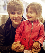 kiss-of-midnight:9 favourite pictures of Justin Bieber with his little sister Jazzyawwwwwwwwwwwww es muy tierno :)