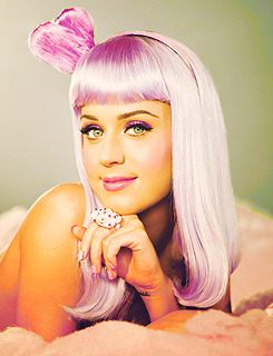ddobrev-blog:  Katy Perry and her ever-changing hair. 