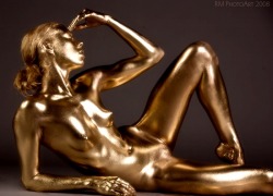 paintedgirls:  gold body paint by rmphotoart