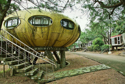 Wanli abandoned Futuro House (by filchist)