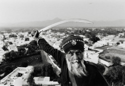 untitled photo by Marcelo Buainain, Anandpur, India 1999