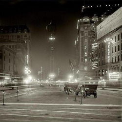 fuckyeahvintage-retro:  Times Square at night, 1911 