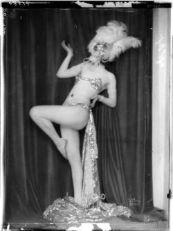 moniledebeaute:  Anita Berber in Tanzpose By Mme D’Ora - Atelier D’Ora-Benda, 1922. Anita Berber  (10 June 1899 – 10 November 1928) was a German dancer, actress and writer. 