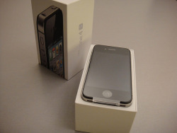 whoren-y:  HUGE VALENTINES DAY GIVEAWAYYYY!!!!!!!!!!!!!!!!!!! hello beautiful followers, since it’s valentines day soon, i decided to do a huuuuge giveaway of an IPhone 4S &amp; a Mac laptop. the story is, i got a new iphone 4S for my bday from my mom