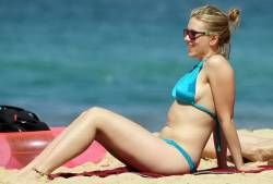 whenthesongends:  This is Scarlett Johansson at a beach in Hawaii. She is one of the most gorgeous women in the world and a huge sex symbol. She isn’t totally skinny, she only has a thigh gap if she stands with her legs apart and she has cellulite and