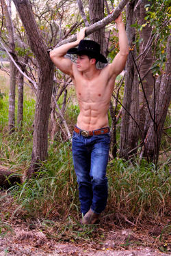 -happy-jack:  cowboy417a:  HAWT!  My tongue wants to trace EVERY ridge &amp; crevice on this BEAUTIFUL boy!! =)? 