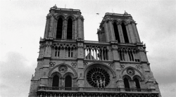 Philippe Petit entre les tours de Notre-Dame à Paris en 1971.