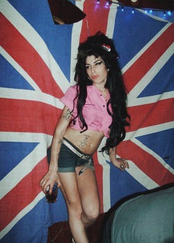naked-hippies:  oh amy.. 