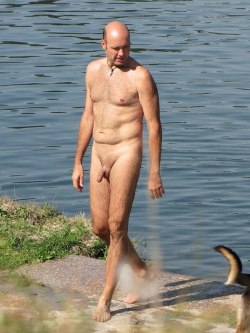 guyzbeach:  Follow Guyzbeach: a collection of natural men naked at the beach ;-) 