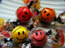 natu-r:  la primera vez que comí de esos dulces pensaba que tendría la carita feliz en el caramelo, no en el papel :(