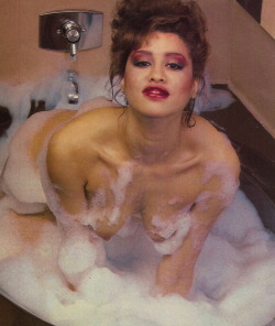 listeninmono:  ninthwardjawn:  Phyllis Hyman poses nude for Oui magazine (June 1982)  I didn’t know this existed… hmph.