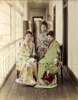 legrandcirque:  Adolfo Fasari, Three Maiko posing on an engawa (veranda), Japan, ca. 1885. 