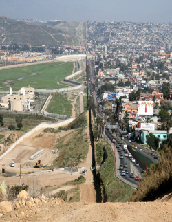 wrongwaykid:  4lien:  dominiricuanegraaa:  pink-v0mit:  soulss:  e-babe:  U.S.- Mexico Border  its kind of sad  that’s shocking  how is it shocking? two different countries, two different looks.  extreme border  I just want to make sure everyone knows