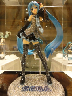 nitorin:  oohmrleo:  born-like-coward:  yepperoni:  sega found a bedazzler   BLINGBLING MOTHERFUCKERS  It’s like blingee in real life she just needs some figures of snoop dogg around her  Swag 