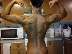 240-days-of-training:  YES!! killfatme:  inspiringchickpic:  How can I not reblog a sexy muscular topless back?  Goal. Hot dayum.  Nice back  