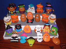 yeahflashback:  i loved these when i was growing up. i think i still have some that my kids play with -Amy FIZ LOOOKKKK  i really wonder if i still have some of these i remember having the frankenstein monster and the vampire