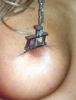 kindlybeatingher:  I need a set of clamps like that but good ones that will stay on are really hard to find.