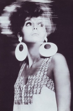 theswingingsixties:  Fashion by Paco Rabanne, 1960s. 