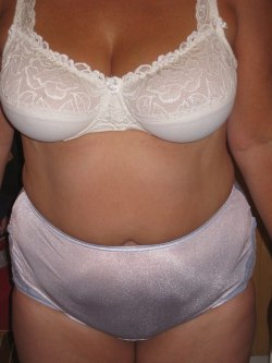 real-woman-are-rubenesque:  brazbriefzboobz:  Love the  ladies, big or small short or tall. just love them  You can imagine how soft her belly feels.   