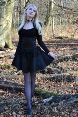 alexisdevil:  Gothic Spring Stock by *MariaAmanda beautiful dress *_*