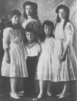 unemployed-in-greenland:historyforbreakfast:   Children of Nicholas II in 1910 (l-r) Maria, Olga, Alexei, Anastasia, Tatiana  