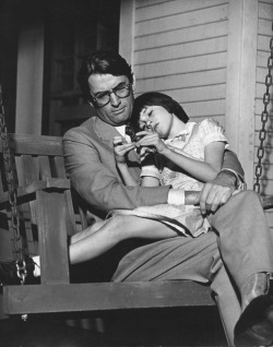 lavisant:   Mary Badham and Gregory Peck on the set of To Kill a Mockingbird (1962). The two kept in touch after filming, and she continued to call him Atticus until the day he died.  Weh 