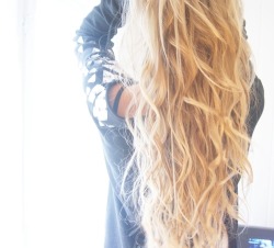 I wish my hair was like this, i wanna keep it red though♥