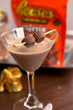 -foodporn:  partyrehab:  Reese’s Peanut Butter Cup Martini. What you need: 2 1/2 ounces Reese’s Mini Peanut Butter Cup Infused Vodka, recipe below 4 ounces milk 1 teaspoon Hershey’s Chocolate Syrup 4 mini peanut butter Reese’s Peanut Butter Cups,