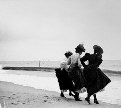 turnofthecentury:  Gertrude Hubbell, Ruth Peters and Mildred Grimwood, hiking their skirts at the shoreline of the beach in Averne, Queens, New York, NY photo by Wallace G. Levison, September 8, 1897 