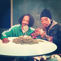 1russian:  Snoop Dogg &amp; Wiz Khalifa   HAHAHHAHH