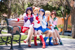 callesto:  masakophoto:  Silly photos are the best! Cosplay from “Sailor Moon”  cosplayers: Callesto, Daydreamernessa, Exastra, Meru, Sparklepipsi Masako Photography   &lt;3 yay!  venham me salvar