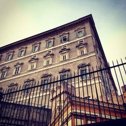 Il Grande Capo abita qui. - #italy #rome#vatican#igerspadova  (Scattata con Instagram presso Vatican Grocery Store)