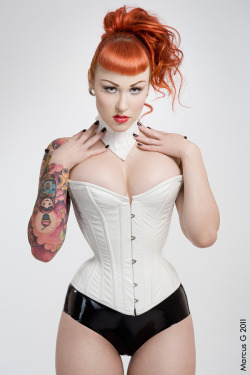 hourglass-silhouette:  Elegy Ellem in an overbust corset from Lady Lucie.