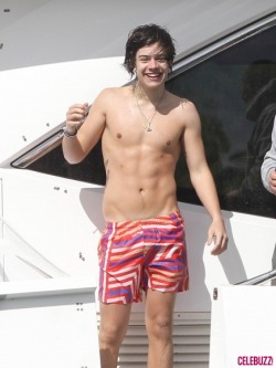 he strip down imediately when he got to Australia. AND i wish he will strip down for me in front of me
