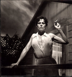 Sigourney Weaver, fotografiada por Helmut Newton. Part II