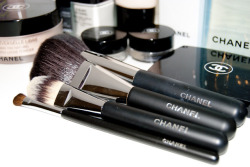 extrarouge:  doing my chanel make up colection &lt;3 
