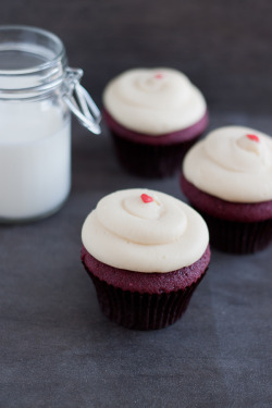 gastrogirl:  georgetown cupcakes’ red velvet cupcakes made at home. 