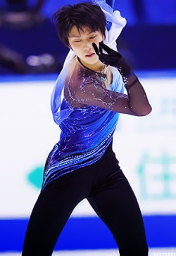 bacon-wiener:   19-year-old japanese figure skater hanyu yuzuru @ rostelecom cup 2011   elsa is that a male japanese version of you?