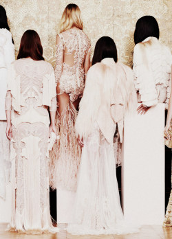 idreamofaworldofcouture:  Givenchy Haute Couture Autumn/Winter 2010 