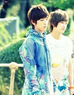 surprisinglyquitesane:  posting a picture of an adorable kpop idol whenever i go anywhere #8 i’m taking a nap before i go to fencing so i won’t fall asleep when i’m driving. later! Sandeul and Jinyoung from B1A4 &lt;3