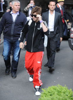 jusgohollywood:  (more) photos of Justin leaving his hotel (Apr 26) 