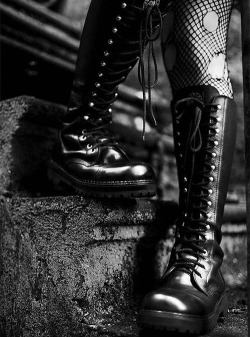 d-e-r-r-i-c-k-a:  I want those boots *_*  I&rsquo;m sure my Fuckslave would too.