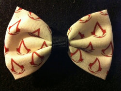 fuckyeahasscreed:  Assassin’s Creed themed fabric hair bow! &lt;3 Available here: http://www.etsy.com/listing/96549291/assassins-creed-fabric-hair-bow-back-in 