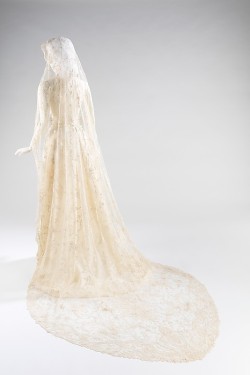 omgthatdress:  Wedding Veil 1875 The Metropolitan Museum of Art 