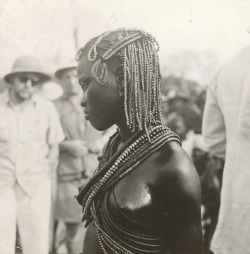 dynamicafrica:  vintageblackbeauty:  Danseuse de la région de Mobaye (Oubangui) Jeune fille du village de Poto-Poto avec une coiffure de perles. Elève de la mission catholique, répondant au nom “”d’Héliani”“, elle fut repéré par Ellebé