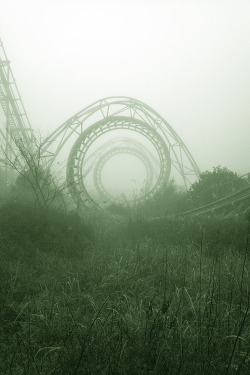 spencesir:  fantastico-extravaganza:  tihspi-d:  abandoned amusement park   it’s… perfect…  this is so creepy 